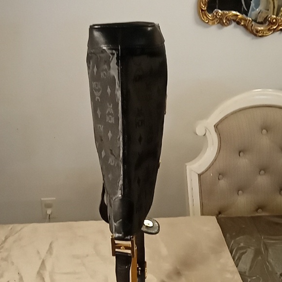 MCM Black Shoulder Bag with Sleek Design and Versatile Style - Picture 4 of 8